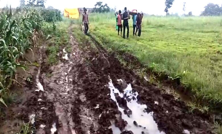 अमरवाड़ा में प्रसव पीड़िता को चारपाई पर ले जाना पड़ा, सड़क पर कीचड़ से एंबुलेंस बेबस