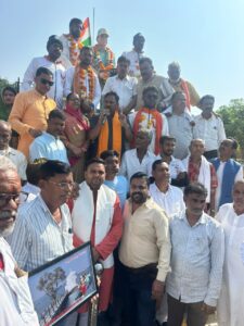 सिवनी से मंडला रवाना होती सेवा संकल्प यात्रा के दौरान मीना बिसेन