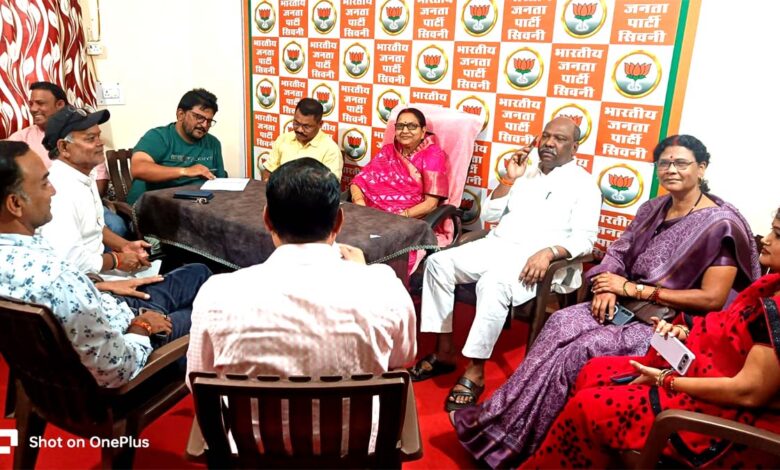 सेवा संकल्प अभियान की बैठक में भाजपा जिलाध्यक्ष मीना बिसेन और बरघाट विधायक कमल मर्सकोले