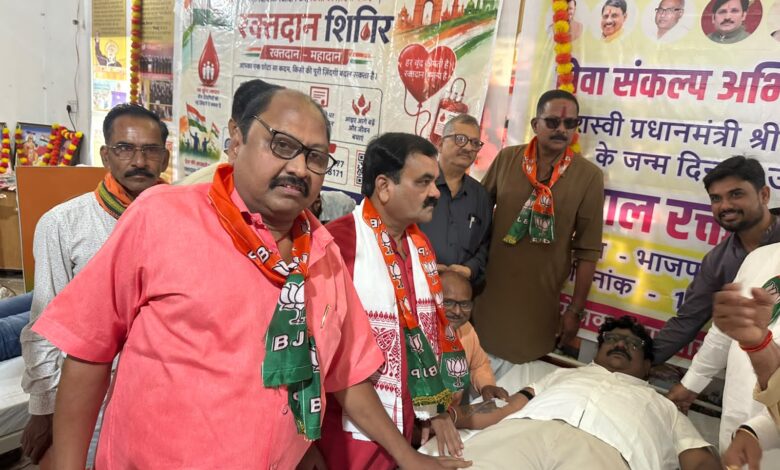 मोदी के जन्मदिवस पर सिवनी में 108 रक्तदाताओं ने किया रक्तदान