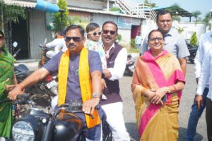 सिवनी से मंडला रवाना होती सेवा संकल्प यात्रा के दौरान मीना बिसेन