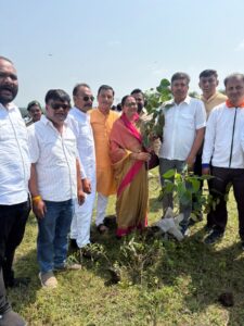 सिवनी से मंडला रवाना होती सेवा संकल्प यात्रा के दौरान मीना बिसेन