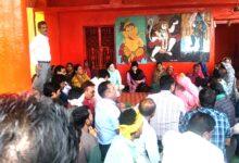 बैगा बाहुल्य ग्रामों में विशेष कैंप के दौरान ग्रामीणों से चर्चा करतीं अधिकारी