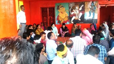 बैगा बाहुल्य ग्रामों में विशेष कैंप के दौरान ग्रामीणों से चर्चा करतीं अधिकारी