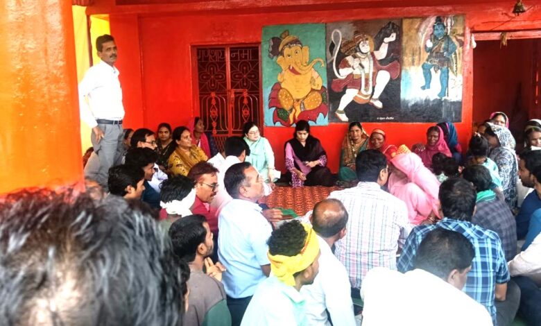 बैगा बाहुल्य ग्रामों में विशेष कैंप के दौरान ग्रामीणों से चर्चा करतीं अधिकारी
