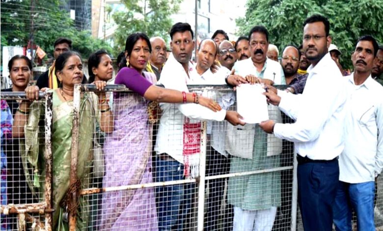 बैगा आदिवासी बच्चों की मौत के मामले में कांग्रेस ने कलेक्ट्रेट में ज्ञापन सौंपा