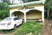 बंडोल सिवनी में बदहाल यात्री प्रतीक्षालय और आसपास उगी गाजर घास