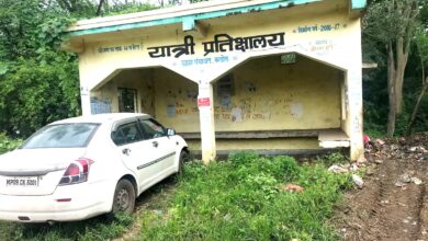 यात्री प्रतीक्षालय बना पार्किंग स्थल, सफाई अभियान को लेकर पंचायत की अनदेखी | Dainik Yashonnati बंडोल सिवनी में बदहाल यात्री प्रतीक्षालय और आसपास उगी गाजर घास