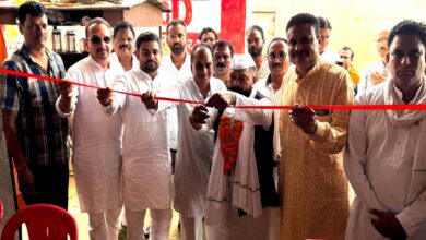 बरघाट में नगर कांग्रेस कार्यालय के शुभारंभ कार्यक्रम में कांग्रेस पदाधिकारी और कार्यकर्ता