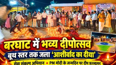 बरघाट में सेवा संकल्प अभियान के तहत राम मंदिर के सामने दीप प्रज्ज्वलित करते भाजपा कार्यकर्ता