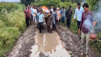 बिछुआ के बंधान माल में कीचड़ भरे रास्ते से अर्थी लेकर जाते ग्रामीण