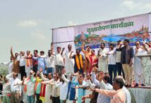 सिवनी से मंडला रवाना होती सेवा संकल्प यात्रा के दौरान मीना बिसेन