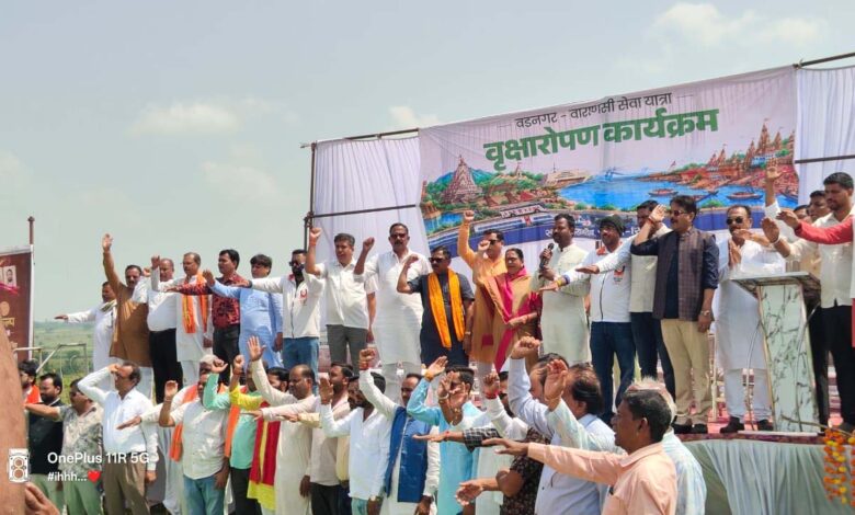सिवनी से मंडला रवाना होती सेवा संकल्प यात्रा के दौरान मीना बिसेन