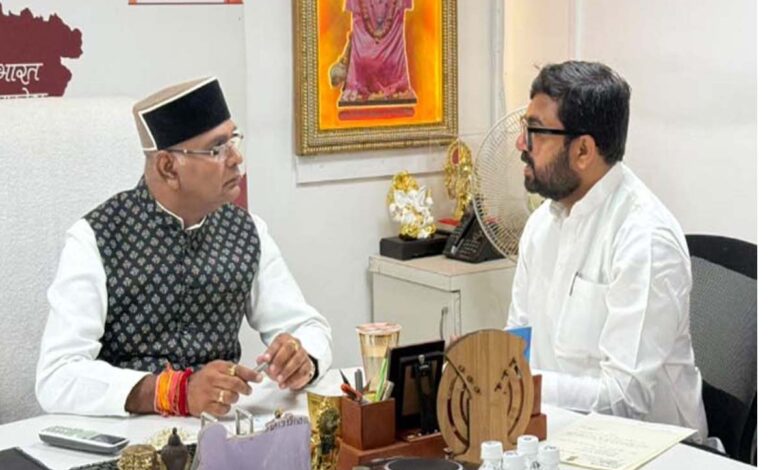 मुख्य सचिव से मुलाकात करते सांसद बंटी विवेक साहू