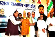 चौरई में शिक्षक सम्मान समारोह के दौरान शिक्षकों पर पुष्प वर्षा करते सांसद बंटी विवेक साहू