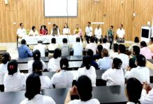 छिंदवाड़ा जिला अस्पताल में स्वास्थ्य शिविर की तैयारियों को लेकर डॉक्टरों और अधिकारियों के साथ बैठक करते सांसद बंटी विवेक साहू