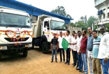 महापौर विक्रम अहाके दो हैवी वाहनों का पूजन करते हुए