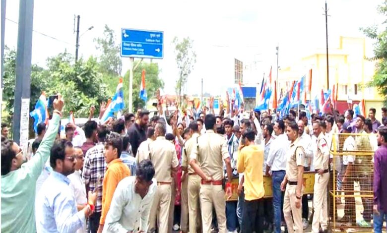 छिंदवाड़ा पीजी कॉलेज घेराव के दौरान एनएसयूआई का प्रदर्शन