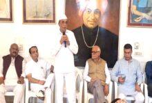 छिंदवाड़ा में शिक्षक सम्मान समारोह के दौरान शिक्षकों को सम्मानित करते कांग्रेस जिला अध्यक्ष विश्वनाथ ओकटे