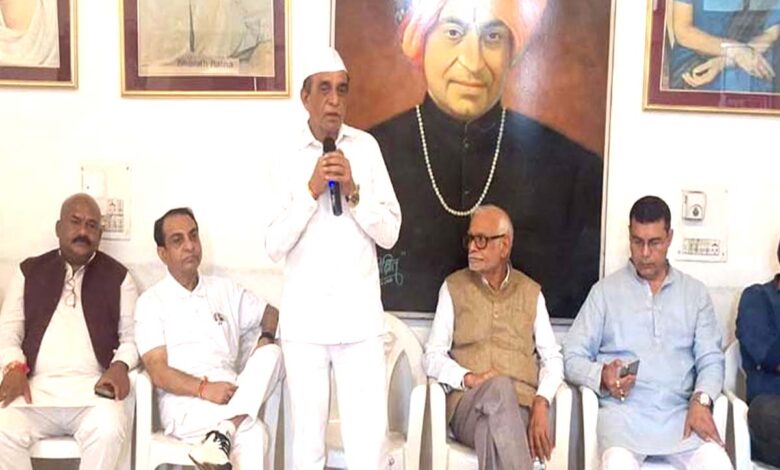 छिंदवाड़ा में शिक्षक सम्मान समारोह के दौरान शिक्षकों को सम्मानित करते कांग्रेस जिला अध्यक्ष विश्वनाथ ओकटे