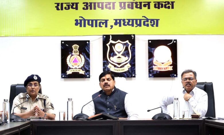 बाढ़ की स्थिति पर सीएम डॉ. यादव ने की समीक्षा, एक माह में 2783 से अधिक लोगों का रेस्क्यू | Dainik Yashonnati मुख्यमंत्री मोहन यादव ने भोपाल में SDRF स्टेट कमांड सेंटर पहुंचकर अतिवृष्टि और बाढ़ की स्थिति की समीक्षा की