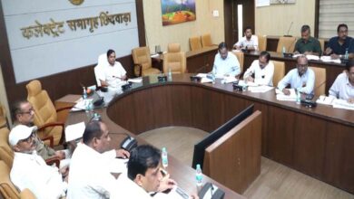 कलेक्टर हरेंद्र नारायन की शिक्षा विभाग के साथ समीक्षा बैठक
