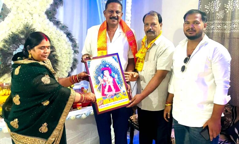 सिवनी विधायक दिनेश राय मुनमुन गणपति बप्पा की पूजा करते हुए
