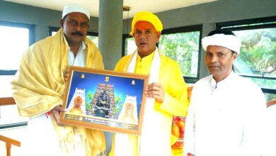 विधायक दिनेश राय मुनमुन रावतपुरा सरकार के दर्शन करते हुए