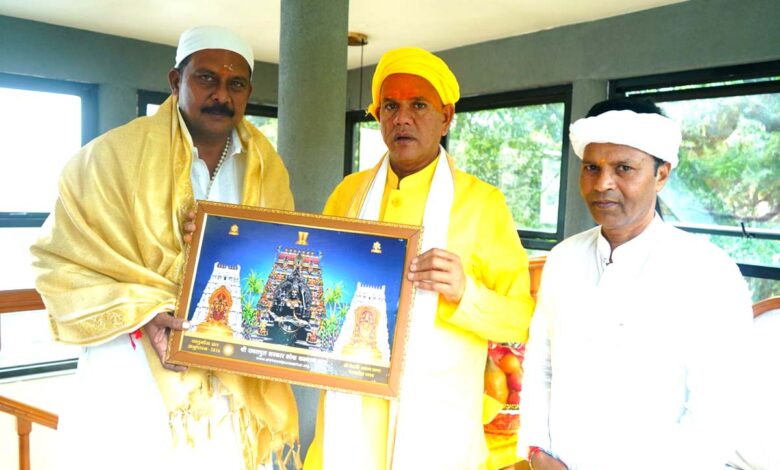 विधायक दिनेश राय मुनमुन रावतपुरा सरकार के दर्शन करते हुए