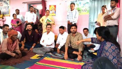 घंसौर के सुदूर गांवों में पहुंचा प्रशासन, चौपाल लगाकर ग्रामीणों को बताईं जनकल्याणकारी योजनाएं | Dainik Yashonnati घंसौर के ग्रामीणों को योजनाओं की जानकारी देते अधिकारी