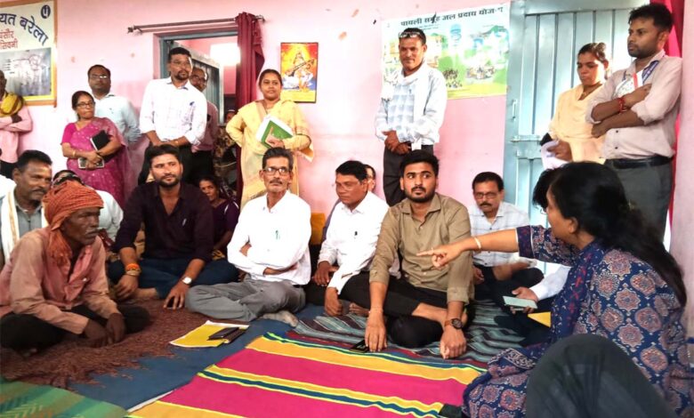 घंसौर के ग्रामीणों को योजनाओं की जानकारी देते अधिकारी