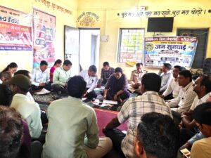घंसौर के ग्रामीणों को योजनाओं की जानकारी देते अधिकारी