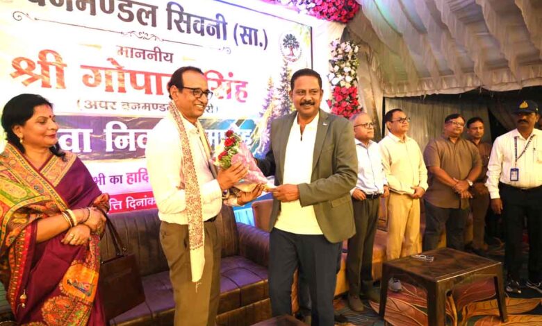 अपर वन मंडल अधिकारी गोपाल सिंह के सेवानिवृत्ति समारोह में विधायक दिनेश राय मुनमुन