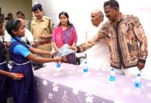 सिवनी में अनुसूचित जनजाति कन्या आश्रम का निरीक्षण करते प्रभारी मंत्री करण सिंह वर्मा
