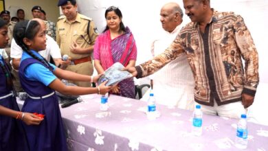 सिवनी में अनुसूचित जनजाति कन्या आश्रम का निरीक्षण करते प्रभारी मंत्री करण सिंह वर्मा