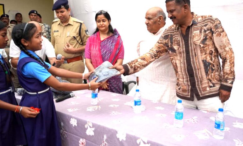 सिवनी में अनुसूचित जनजाति कन्या आश्रम का निरीक्षण करते प्रभारी मंत्री करण सिंह वर्मा