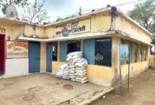 गरीबों के राशन पर सवाल उठाया तो भड़का सेल्समैन! युवक से मारपीट, धमकी का आरोप; FIR दर्ज | Dainik Yashonnati कटोरी राशन दुकान में राशन वितरण को लेकर विवाद और सेल्समैन पर FIR