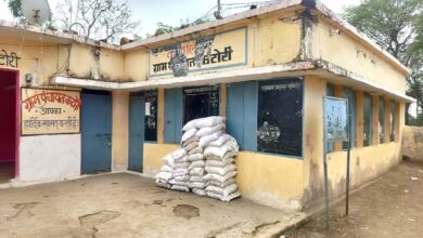 गरीबों के राशन पर सवाल उठाया तो भड़का सेल्समैन! युवक से मारपीट, धमकी का आरोप; FIR दर्ज | Dainik Yashonnati कटोरी राशन दुकान में राशन वितरण को लेकर विवाद और सेल्समैन पर FIR