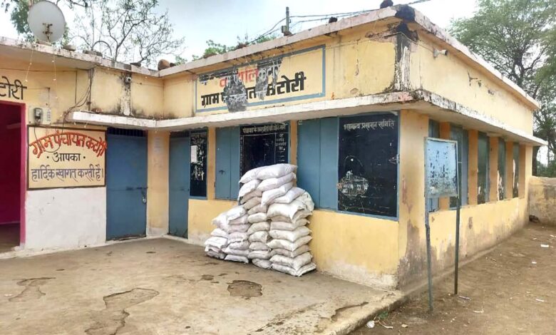 कटोरी राशन दुकान में राशन वितरण को लेकर विवाद और सेल्समैन पर FIR