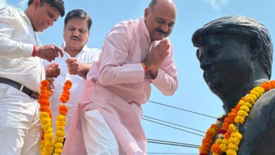 माधवराव सिंधिया की पुण्यतिथि पर सिवनी में श्रद्धांजलि, वृद्धाश्रम में किया फल वितरण | Dainik Yashonnati सिवनी में माधवराव सिंधिया की पुण्यतिथि पर श्रद्धांजलि अर्पित करते भाजपा कार्यकर्ता