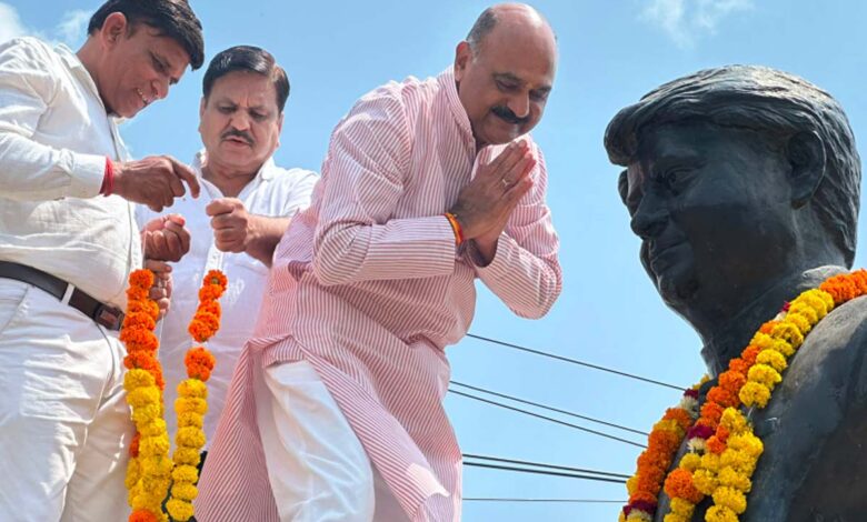 सिवनी में माधवराव सिंधिया की पुण्यतिथि पर श्रद्धांजलि अर्पित करते भाजपा कार्यकर्ता