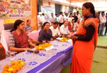 ग्रामीणों के बीच पहुंचा प्रशासन, कलेक्टर ने सुनीं समस्याएं और अफसरों से मौके पर लिया जवाब | Dainik Yashonnati मढ़ी जनविश्वास शिविर में ग्रामीणों की समस्याएं सुनतीं कलेक्टर नेहा मीना
