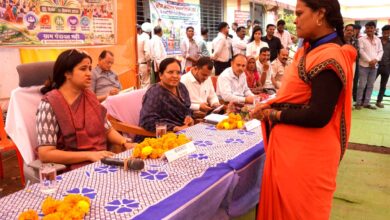 ग्रामीणों के बीच पहुंचा प्रशासन, कलेक्टर ने सुनीं समस्याएं और अफसरों से मौके पर लिया जवाब | Dainik Yashonnati मढ़ी जनविश्वास शिविर में ग्रामीणों की समस्याएं सुनतीं कलेक्टर नेहा मीना