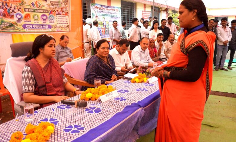 मढ़ी जनविश्वास शिविर में ग्रामीणों की समस्याएं सुनतीं कलेक्टर नेहा मीना