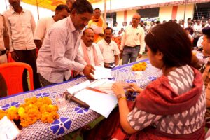 मढ़ी जनविश्वास शिविर में ग्रामीणों की समस्याएं सुनतीं कलेक्टर नेहा मीना