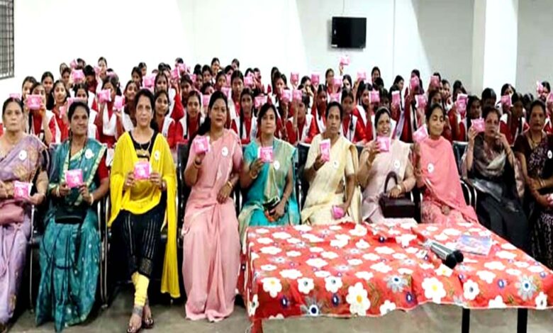 छिंदवाड़ा में महिला कांग्रेस द्वारा छात्राओं को सेनेटरी पैड वितरण