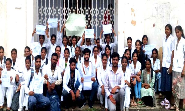 छिंदवाड़ा में नर्सिंग छात्रों ने लंबित परीक्षाएं जल्द कराने ज्ञापन सौंपा