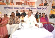 दिघोरी में मुख्यमंत्री जन विश्वास शिविर में ग्रामीणों की समस्याएं सुनते मंत्री करण सिंह वर्मा