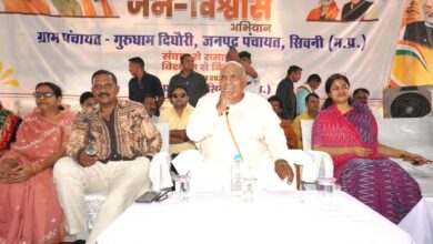 दिघोरी में मुख्यमंत्री जन विश्वास शिविर में ग्रामीणों की समस्याएं सुनते मंत्री करण सिंह वर्मा