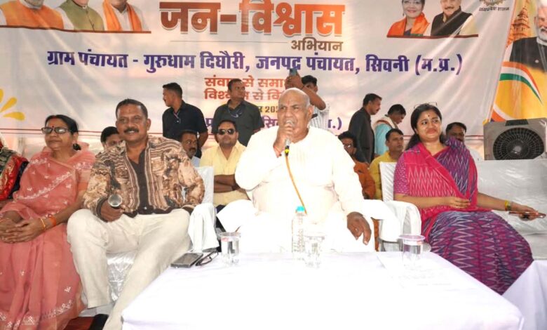 दिघोरी में मुख्यमंत्री जन विश्वास शिविर में ग्रामीणों की समस्याएं सुनते मंत्री करण सिंह वर्मा